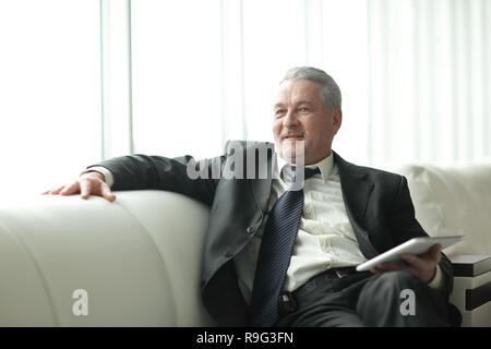 Erfolgreiche Unternehmer sitzen auf einem Sofa in modernen Büro Stockfoto