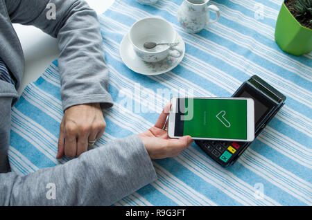 Das kontaktlose Bezahlen im Café Stockfoto