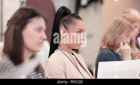 Gruppe von Geschäftsleuten mit Dokumenten im Hörsaal sitzen. Stockfoto