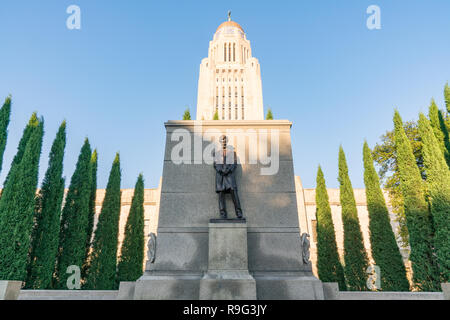 Status von Abraham Lincoln außerhalb der Nebraska Capitol Building in Lincoln vor blauem Himmel Stockfoto