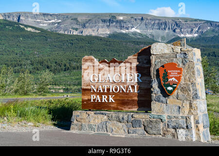 EAST GLACIER, MT - 30. JUNI 2018: Am Eingang zum Glacier National Park, Montana Willkommen Anmelden Stockfoto