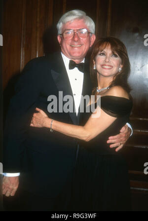 LOS ANGELES, Ca - 4. JUNI: Talk Show host Phil Donahue und Frau Schauspielerin Marlo Thomas nehmen an der 13. jährlichen St. Judes Children's Hospital Benefizgala am 4. Juni 1993 im Century Plaza Hotel in Los Angeles, Kalifornien. Foto von Barry King/Alamy Stock Foto Stockfoto