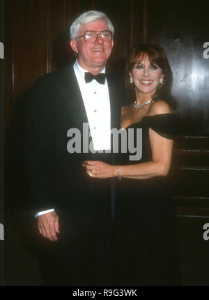 LOS ANGELES, Ca - 4. JUNI: Talk Show host Phil Donahue und Frau Schauspielerin Marlo Thomas nehmen an der 13. jährlichen St. Judes Children's Hospital Benefizgala am 4. Juni 1993 im Century Plaza Hotel in Los Angeles, Kalifornien. Foto von Barry King/Alamy Stock Foto Stockfoto
