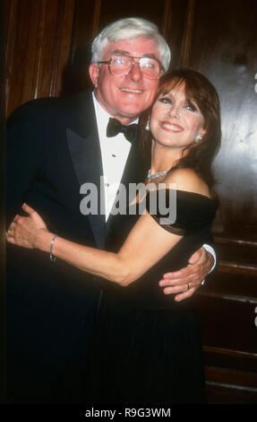 LOS ANGELES, Ca - 4. JUNI: Talk Show host Phil Donahue und Frau Schauspielerin Marlo Thomas nehmen an der 13. jährlichen St. Judes Children's Hospital Benefizgala am 4. Juni 1993 im Century Plaza Hotel in Los Angeles, Kalifornien. Foto von Barry King/Alamy Stock Foto Stockfoto