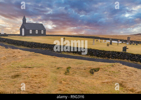 Die Schwarze Kirche in Island als Budakirkja Kirche bei Sonnenuntergang bekannt Stockfoto