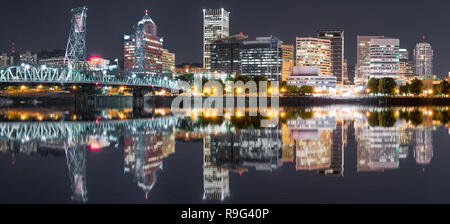 Portland, Oregon Night Skyline Reflexion entlang der Willamette River Stockfoto