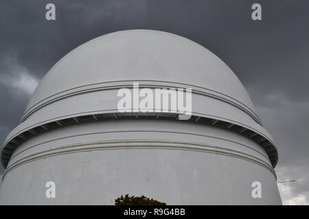 Ein überraschend thundery, regnerischen Nachmittag am historischen Palomar Mountain Observatory, Kalifornien, San Diego County. Juli 2018. Die Anlage ist bei 6.000 ft Stockfoto