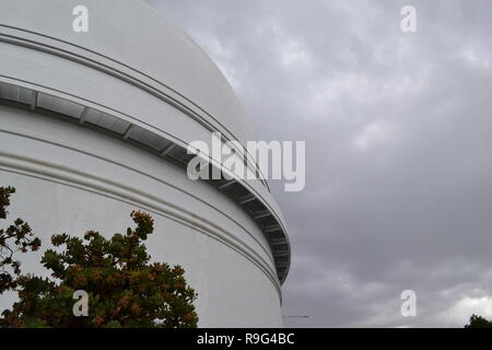 Ein überraschend thundery, regnerischen Nachmittag am historischen Palomar Mountain Observatory, Kalifornien, San Diego County. Juli 2018. Die Anlage ist bei 6.000 ft Stockfoto