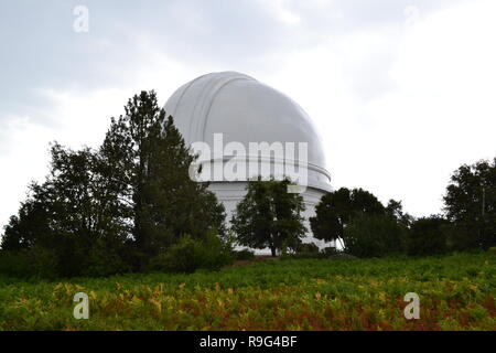 Ein überraschend thundery, regnerischen Nachmittag am historischen Palomar Mountain Observatory, Kalifornien, San Diego County. Juli 2018. Die Anlage ist bei 6.000 ft Stockfoto