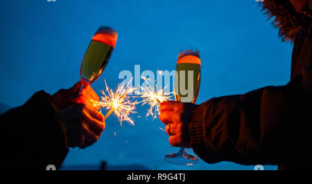 Hände von älteren Paar hält funkelt und Gläser Champagner feiern das neue Jahr Stockfoto