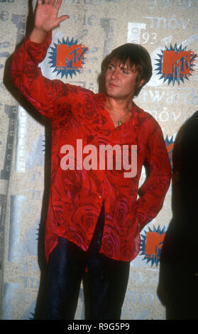 BURBANK, CA - 5. JUNI: Musiker Simon LeBon von Duran Duran der zweiten jährlichen MTV Movie Awards am 5. Juni 1993 an die Walt Disney Studios in Burbank, Kalifornien. Foto von Barry King/Alamy Stock Foto Stockfoto