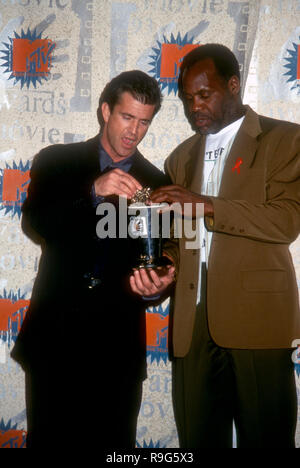 BURBANK, CA - 5. JUNI: Schauspieler Mel Gibson und Schauspieler Danny Glover der zweiten jährlichen MTV Movie Awards am 5. Juni 1993 an die Walt Disney Studios in Burbank, Kalifornien. Foto von Barry King/Alamy Stock Foto Stockfoto