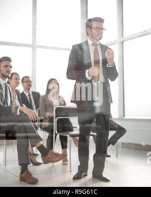 Manager macht einen Bericht an den Leiter der Projekt Stockfoto