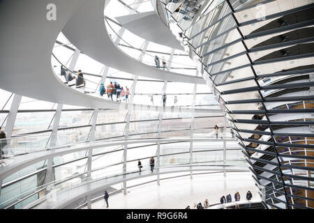 Besucher im Inneren des gläsernen Kuppel auf der Spitze der Reichstag, Sitz des deutschen Parlaments (Deutscher Bundestag) und beliebte Touristenattraktion Stockfoto
