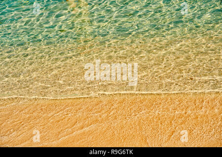 Meer Welligkeit auf Sand Strand im Great Stirrup Cay, Bahamas. Ferienhäuser Sommer entspannen, Erholung. Transparentes Wasser auf sandigen Ufer auf sonnigen Tag. Stockfoto