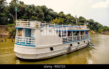 Santarem, Brasilien - Dezember 02, 2015: Passagierschiff floating entlang des Flusses auf grauem Himmel auf natürlichen Hintergrund. Wasser, Verkehr und Reisen. Reiseziel Konzept. Sommer Urlaub. Stockfoto