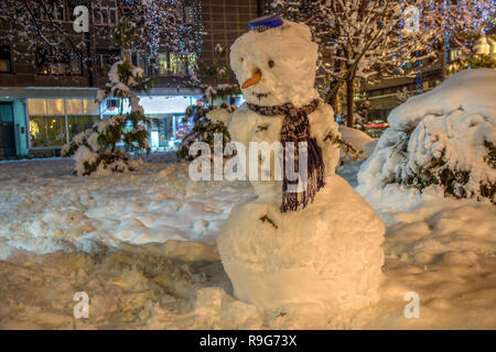 Zemun, Belgrad, Serbien - Schneemann stehend in einem Park bei Nacht Stockfoto