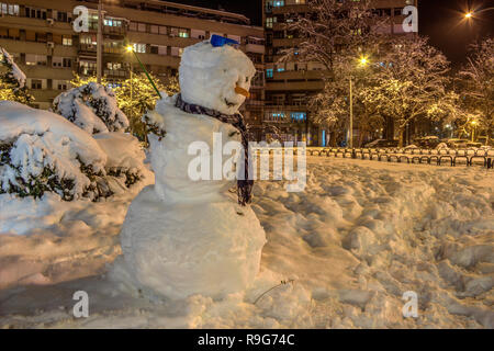 Zemun, Belgrad, Serbien - Schneemann stehend in einem Park bei Nacht Stockfoto