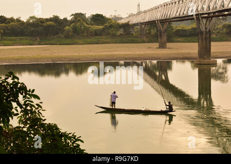 Angeln am Fluss mit schönen Hintergrund und Reflexion auf dem Wasser Stockfoto