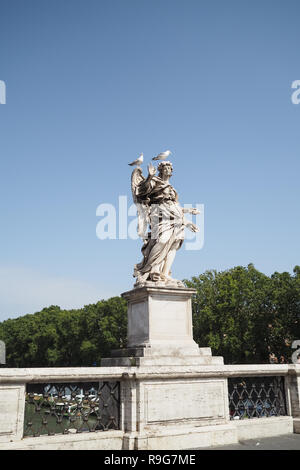 Statue mit Vögel auf der Ponte Sant'Angelo, Rom, Italien Stockfoto