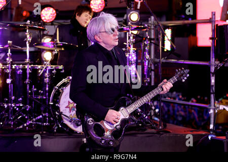 NEW YORK, NY - 31. Dezember: Chris Stein von Blondie führt auf der Bühne am Vorabend ball drop Feier des neuen Jahres 2014 im Times Square am 31 Dezember, 2013 in New York City. (Foto von Steve Mack/S.D. Mack Bilder) Stockfoto