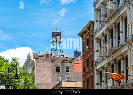 New York City, USA - 25. Juni 2018: Low Angle View von typischen Gebäuden und Wassertank in Greene Street in Soho Gusseisen Historic District Stockfoto