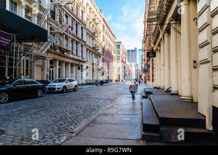 New York City, USA - 25. Juni 2018: Greene Street mit Luxus Fashion Retail Stores in Soho Gusseisen Historic District in New York City. Stockfoto