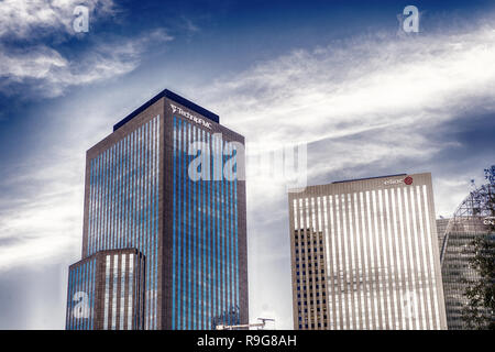 Paris, Frankreich, 30. September 2017: Bürogebäude auf blauen Himmel Hintergrund. Architektur, Future Business Konzept Stockfoto