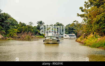 Santarem, Brasilien - Dezember 02, 2015: Passagierschiffe schwimmende entlang des Flusses auf grauem Himmel auf natürlichen Hintergrund. Wasser, Verkehr und Reisen. Sommer Urlaub. Reiseziel Konzept. Stockfoto