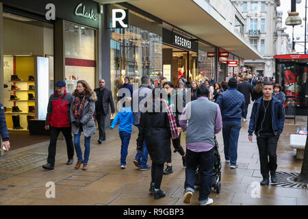 London, Großbritannien. 23 Dez, 2018. Letzte Weihnachtskäufer sind auf der Londoner Oxford Street. letzte Weihnachtskäufer gesehen profitieren Sie von Vorweihnachtlichen Schnäppchen auf der Oxford Street in London. Weniger Kunden wurden Einkaufen in hohen Großbritanniens Straßen als on-line-Verkäufe erhöhen berichtet. Credit: Dinendra Haria/SOPA Images/ZUMA Draht/Alamy leben Nachrichten Stockfoto