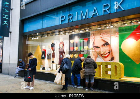 London, Großbritannien. 23 Dez, 2018. Shopper sind außerhalb Primark Store auf der Londoner Oxford Street. letzte Weihnachtskäufer gesehen profitieren Sie von Vorweihnachtlichen Schnäppchen auf der Oxford Street in London. Weniger Kunden wurden Einkaufen in hohen Großbritanniens Straßen als on-line-Verkäufe erhöhen berichtet. Credit: Dinendra Haria/SOPA Images/ZUMA Draht/Alamy leben Nachrichten Stockfoto