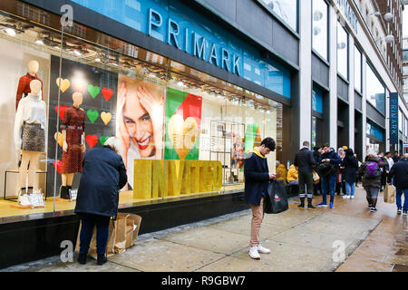 London, Großbritannien. 23 Dez, 2018. Shopper sind außerhalb Primark Store auf der Londoner Oxford Street. letzte Weihnachtskäufer gesehen profitieren Sie von Vorweihnachtlichen Schnäppchen auf der Oxford Street in London. Weniger Kunden wurden Einkaufen in hohen Großbritanniens Straßen als on-line-Verkäufe erhöhen berichtet. Credit: Dinendra Haria/SOPA Images/ZUMA Draht/Alamy leben Nachrichten Stockfoto