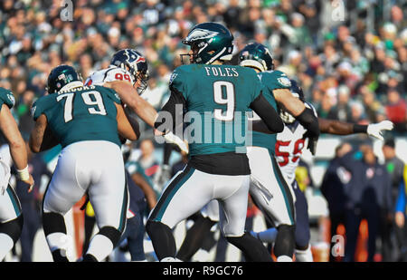 Philadelphia, Pennsylvania, USA. 23 Dez, 2018. Nick Foles (9) der Philadelphia Eagles sieht bei einem Spiel gegen die Houston Texans am Lincoln Financial Field am 23 Dezember, 2018 in Philadelphia, Pennsylvania. Gregory Vasil/Cal Sport Media/Alamy leben Nachrichten Stockfoto