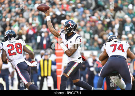 Philadelphia, Pennsylvania, USA. 23 Dez, 2018. Deshaun Watson (4) Der Houston Texans Pässe im Spiel gegen die Philadelphia Eagles am Lincoln Financial Field am 23 Dezember, 2018 in Philadelphia, Pennsylvania. Gregory Vasil/Cal Sport Media/Alamy leben Nachrichten Stockfoto