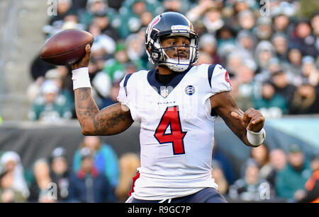 Philadelphia, Pennsylvania, USA. 23 Dez, 2018. Deshaun Watson (4) Der Houston Texans Pässe im Spiel gegen die Philadelphia Eagles am Lincoln Financial Field am 23 Dezember, 2018 in Philadelphia, Pennsylvania. Gregory Vasil/Cal Sport Media/Alamy leben Nachrichten Stockfoto