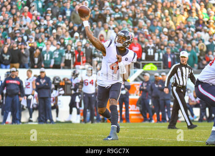 Philadelphia, Pennsylvania, USA. 23 Dez, 2018. Deshaun Watson (4) Der Houston Texans Pässe im Spiel gegen die Philadelphia Eagles am Lincoln Financial Field am 23 Dezember, 2018 in Philadelphia, Pennsylvania. Gregory Vasil/Cal Sport Media/Alamy leben Nachrichten Stockfoto