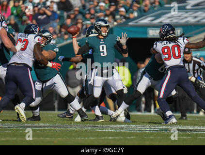 Philadelphia, Pennsylvania, USA. 23 Dez, 2018. Nick Foles (9) der Philadelphia Eagles passiert während eines Spiels gegen die Houston Texans am Lincoln Financial Field am 23. Dezember, in Philadelphia, Pennsylvania, 2018. Gregory Vasil/Cal Sport Media/Alamy leben Nachrichten Stockfoto