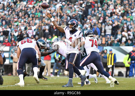 Philadelphia, Pennsylvania, USA. 23 Dez, 2018. Deshaun Watson (4) Der Houston Texans Pässe im Spiel gegen die Philadelphia Eagles am Lincoln Financial Field am 23 Dezember, 2018 in Philadelphia, Pennsylvania. Gregory Vasil/Cal Sport Media/Alamy leben Nachrichten Stockfoto