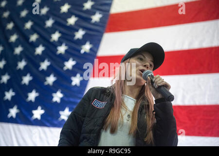 USS Stennis Air Craft Carrier, Oman. 23 Dez, 2018. Komiker Jessiemae Peluso führt während des Generalstabschefs USO Christmas Show für bereitgestellte Service Mitglieder an Bord der Flugzeugträger USS John C Stennis Dezember 23, 2018 im Persischen Golf. Unterhaltungskünstler in diesem Jahr gehören Schauspieler Milo Ventimiglia, Wilmer Valderrama, DJ J Dayz, stärkste Mann auf Erden Matt Fraser, 3-mal Olympiasieger Shaun White, Country Music Singer Kellie Pickler und Komiker Jessiemae Peluso. Credit: Planetpix/Alamy leben Nachrichten Stockfoto