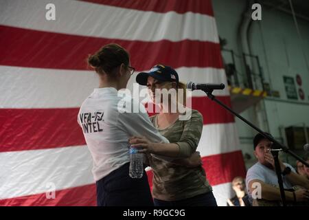 USS Stennis Air Craft Carrier, Oman. 23 Dez, 2018. Country Music Singer Kellie Pickler führt während des Generalstabschefs USO Christmas Show für bereitgestellte Service Mitglieder an Bord der Flugzeugträger USS John C Stennis Dezember 23, 2018 im Persischen Golf. Unterhaltungskünstler in diesem Jahr gehören Schauspieler Milo Ventimiglia, Wilmer Valderrama, DJ J Dayz, stärkste Mann auf Erden Matt Fraser, 3-mal Olympiasieger Shaun White, Country Music Singer Kellie Pickler und Komiker Jessiemae Peluso. Credit: Planetpix/Alamy leben Nachrichten Stockfoto