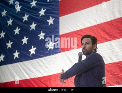 USS Stennis Air Craft Carrier, Oman. 23 Dez, 2018. Schauspieler Milo Ventimiglia führt während des Generalstabschefs USO Christmas Show für bereitgestellte Service Mitglieder an Bord der Flugzeugträger USS John C Stennis Dezember 23, 2018 im Persischen Golf. Unterhaltungskünstler in diesem Jahr gehören Schauspieler Milo Ventimiglia, Wilmer Valderrama, DJ J Dayz, stärkste Mann auf Erden Matt Fraser, 3-mal Olympiasieger Shaun White, Country Music Singer Kellie Pickler und Komiker Jessiemae Peluso. Credit: Planetpix/Alamy leben Nachrichten Stockfoto