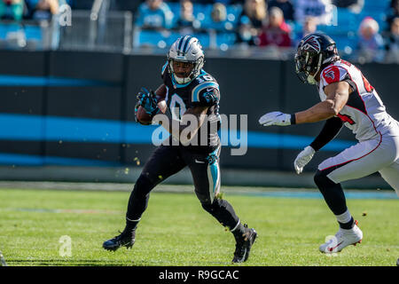 Charlotte, North Carolina, USA. 23 Dez, 2018. Carolina Panthers wide receiver Curtis Samuel (10) während des Spiels auf der Bank von Amerika Stadium in Charlotte, NC. Atlanta Falcons auf Weiter mit 24 bis 10 über die Carolina Panthers gewinnen. Credit: Jason Walle/ZUMA Draht/Alamy leben Nachrichten Stockfoto