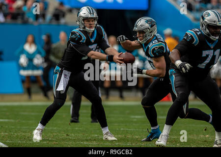 Charlotte, North Carolina, USA. 23 Dez, 2018. Carolina Panthers Quarterback. Kyle Allen (7) während des Spiels auf der Bank von Amerika Stadium in Charlotte, NC. Atlanta Falcons auf Weiter mit 24 bis 10 über die Carolina Panthers gewinnen. Credit: Jason Walle/ZUMA Draht/Alamy leben Nachrichten Stockfoto