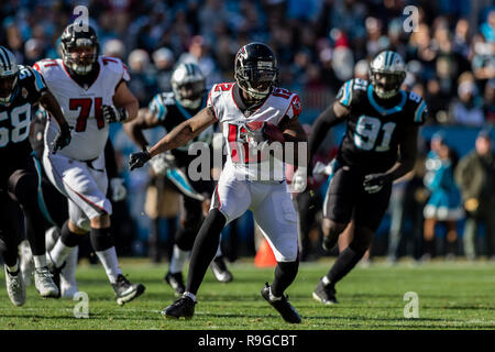 Charlotte, North Carolina, USA. 23 Dez, 2018. Atlanta Falcons wide receiver Mohamed Sanu (12) während des Spiels auf der Bank von Amerika Stadium in Charlotte, NC. Atlanta Falcons auf Weiter mit 24 bis 10 über die Carolina Panthers gewinnen. Credit: Jason Walle/ZUMA Draht/Alamy leben Nachrichten Stockfoto