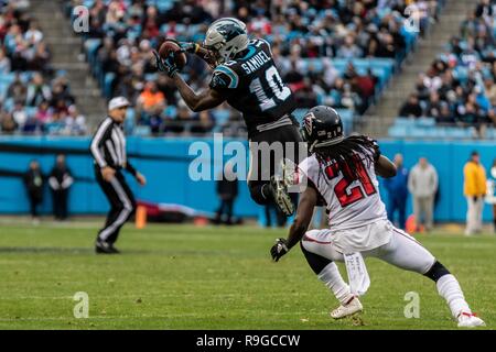 Charlotte, North Carolina, USA. 23 Dez, 2018. Carolina Panthers wide receiver Curtis Samuel (10) während des Spiels auf der Bank von Amerika Stadium in Charlotte, NC. Atlanta Falcons auf Weiter mit 24 bis 10 über die Carolina Panthers gewinnen. Credit: Jason Walle/ZUMA Draht/Alamy leben Nachrichten Stockfoto