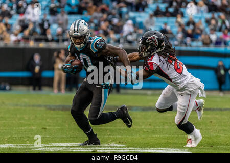 Charlotte, North Carolina, USA. 23 Dez, 2018. Carolina Panthers wide receiver Curtis Samuel (10) während des Spiels auf der Bank von Amerika Stadium in Charlotte, NC. Atlanta Falcons auf Weiter mit 24 bis 10 über die Carolina Panthers gewinnen. Credit: Jason Walle/ZUMA Draht/Alamy leben Nachrichten Stockfoto