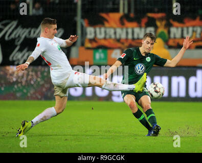 Augsburg, Deutschland. 23 Dez, 2018. Andre Hahn (L) von Augsburg Mias mit Gian Luca Itter Wolfsburg beim Bundesligaspiel zwischen dem FC Augsburg und dem Vfl Wolfsburg in Augsburg, Deutschland, am 23 Dezember, 2018. Augsburg verloren 2-3. Credit: Philippe Ruiz/Xinhua/Alamy leben Nachrichten Stockfoto