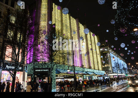 London, England, UK. 23 Dez, 2018. Londoners Einkauf für die last minute Angebote auf der Oxford Street Credit: Benjamin John/Alamy leben Nachrichten Stockfoto