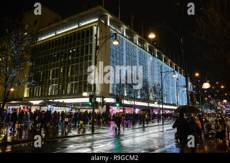 London, England, UK. 23 Dez, 2018. Londoners Einkauf für die last minute Angebote auf der Oxford Street Credit: Benjamin John/Alamy leben Nachrichten Stockfoto