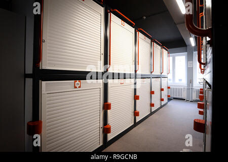 Warschau, Polen. 23 Dez, 2018. Die Kapseln sind in der ersten japanischen Capsule Hotel in Warschau, Polen, 23 Dezember, 2018 gesehen. Credit: Jaap Arriens/Xinhua/Alamy leben Nachrichten Stockfoto